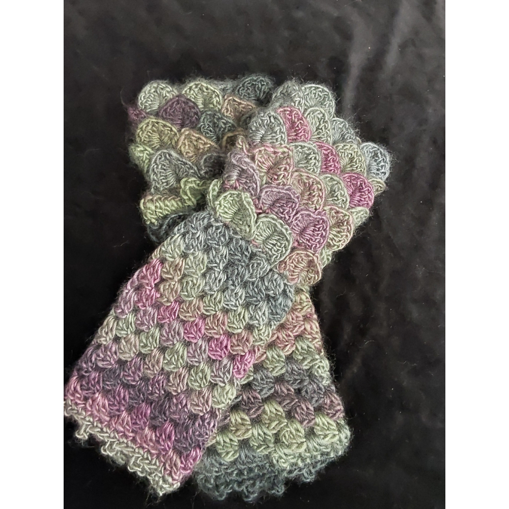 Handmade Crochet Fingerless Dragonscale Gloves - Picture 3 of 4